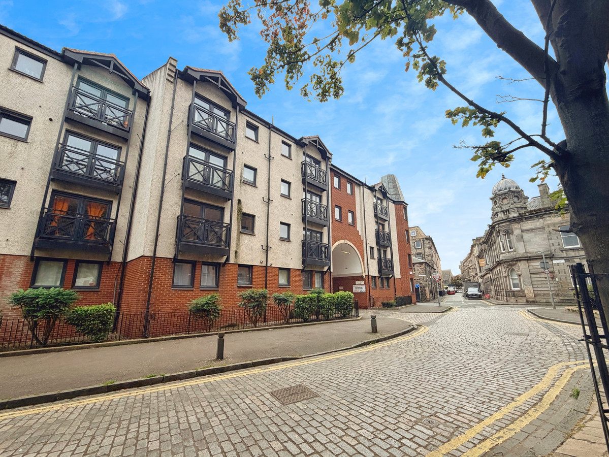 2 bedroom Flat To Let