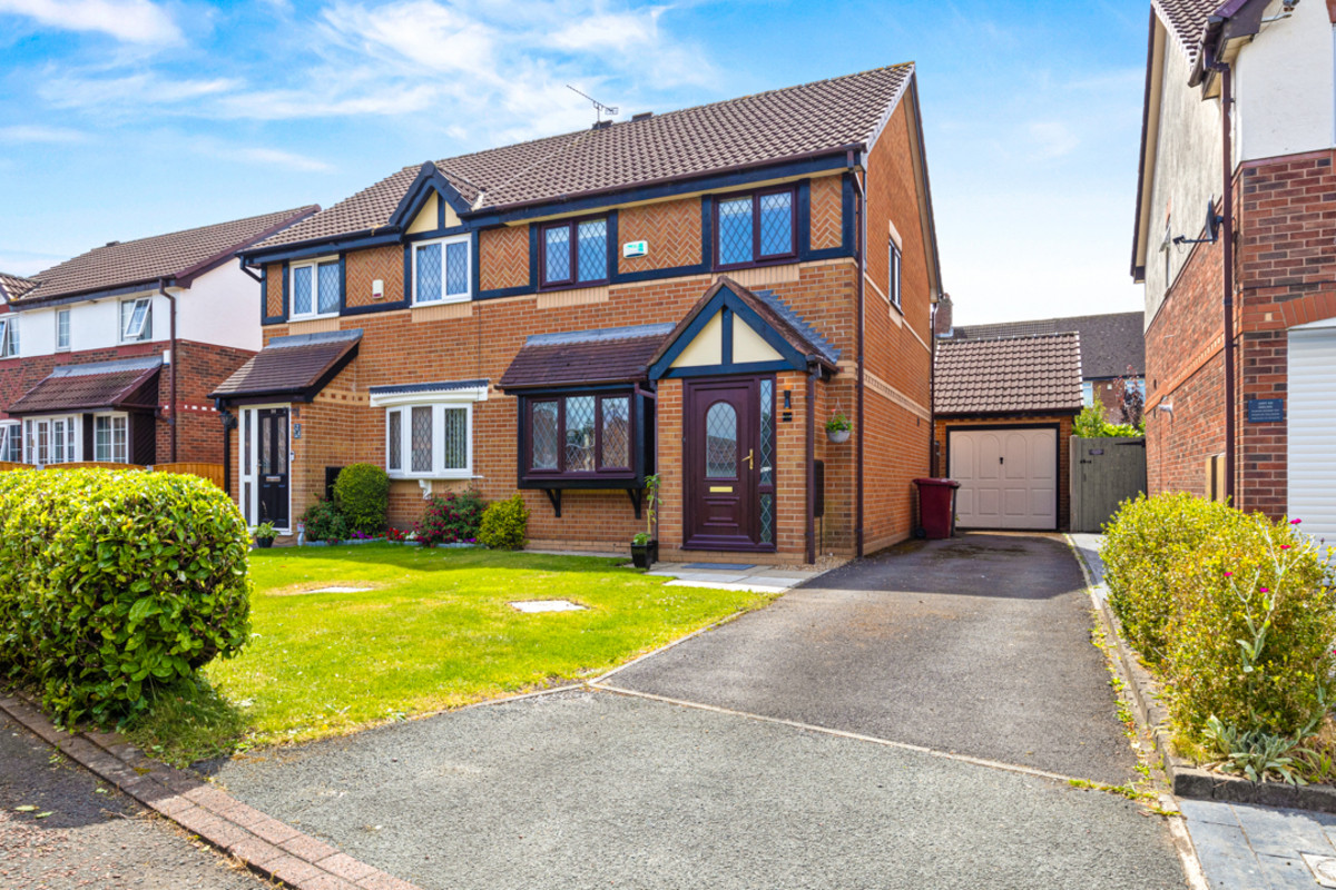 3 bedroom Semi-detached house For Sale