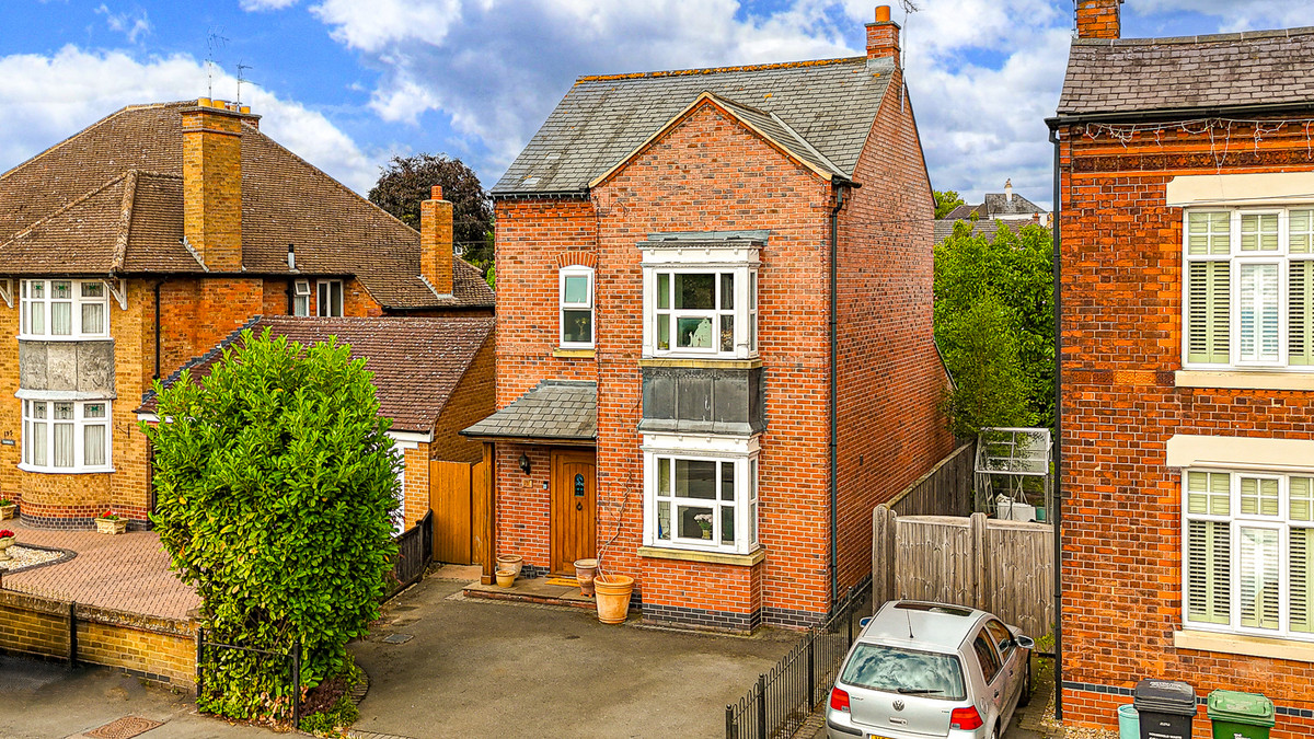 3 bedroom Detached house For Sale