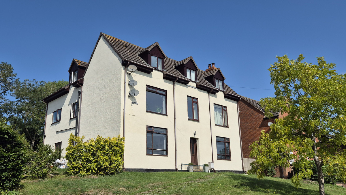 2 bedroom House (unspecified) For Sale