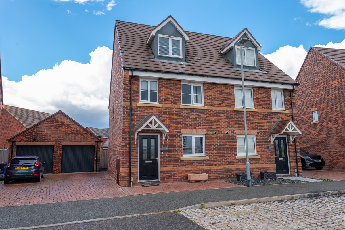 3 bedroom Semi-detached house For Sale