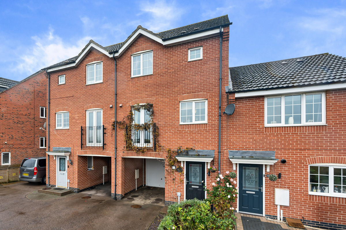 3 bedroom Town house For Sale
