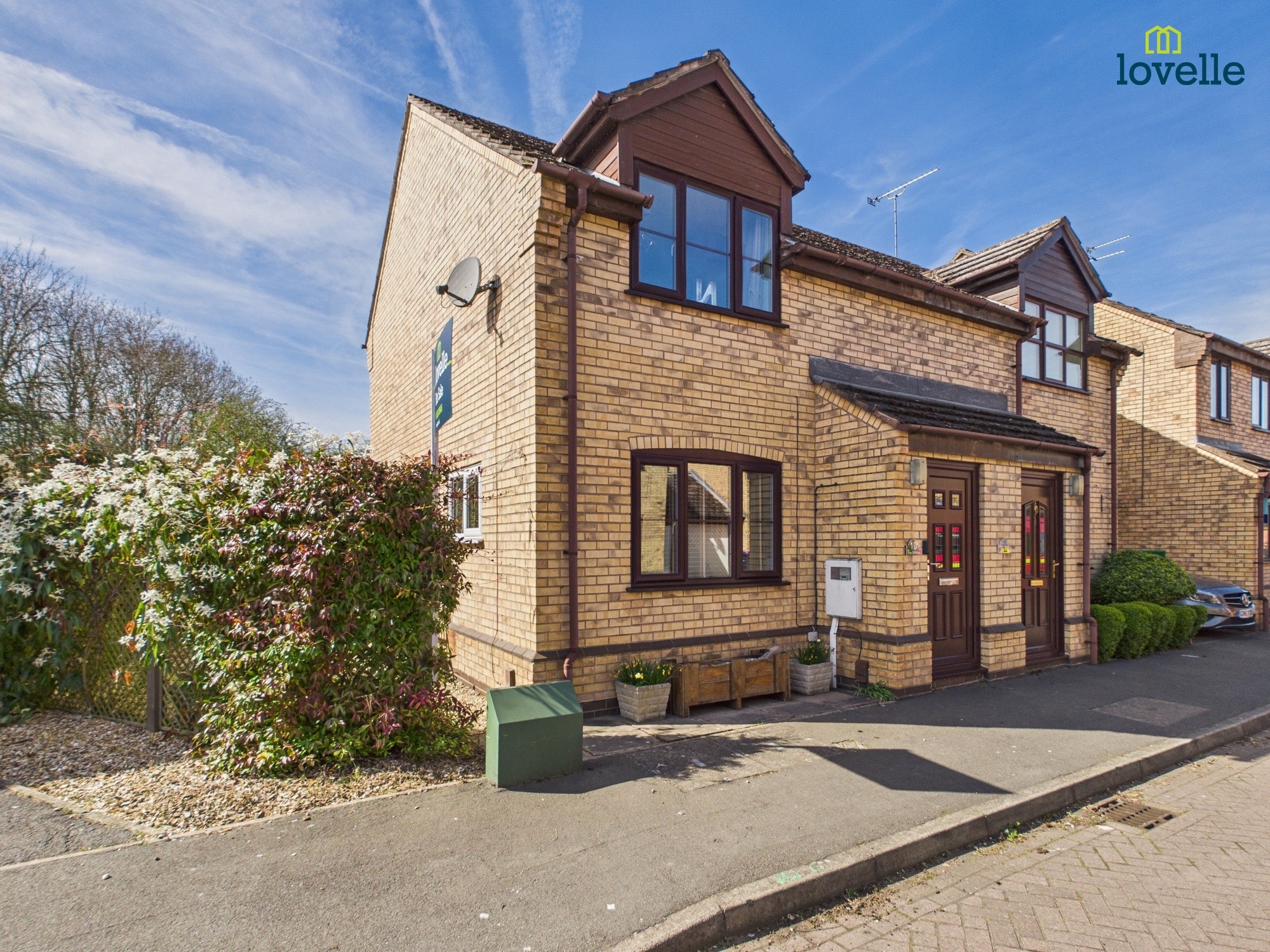 2 bedroom Semi-detached house Under Offer
