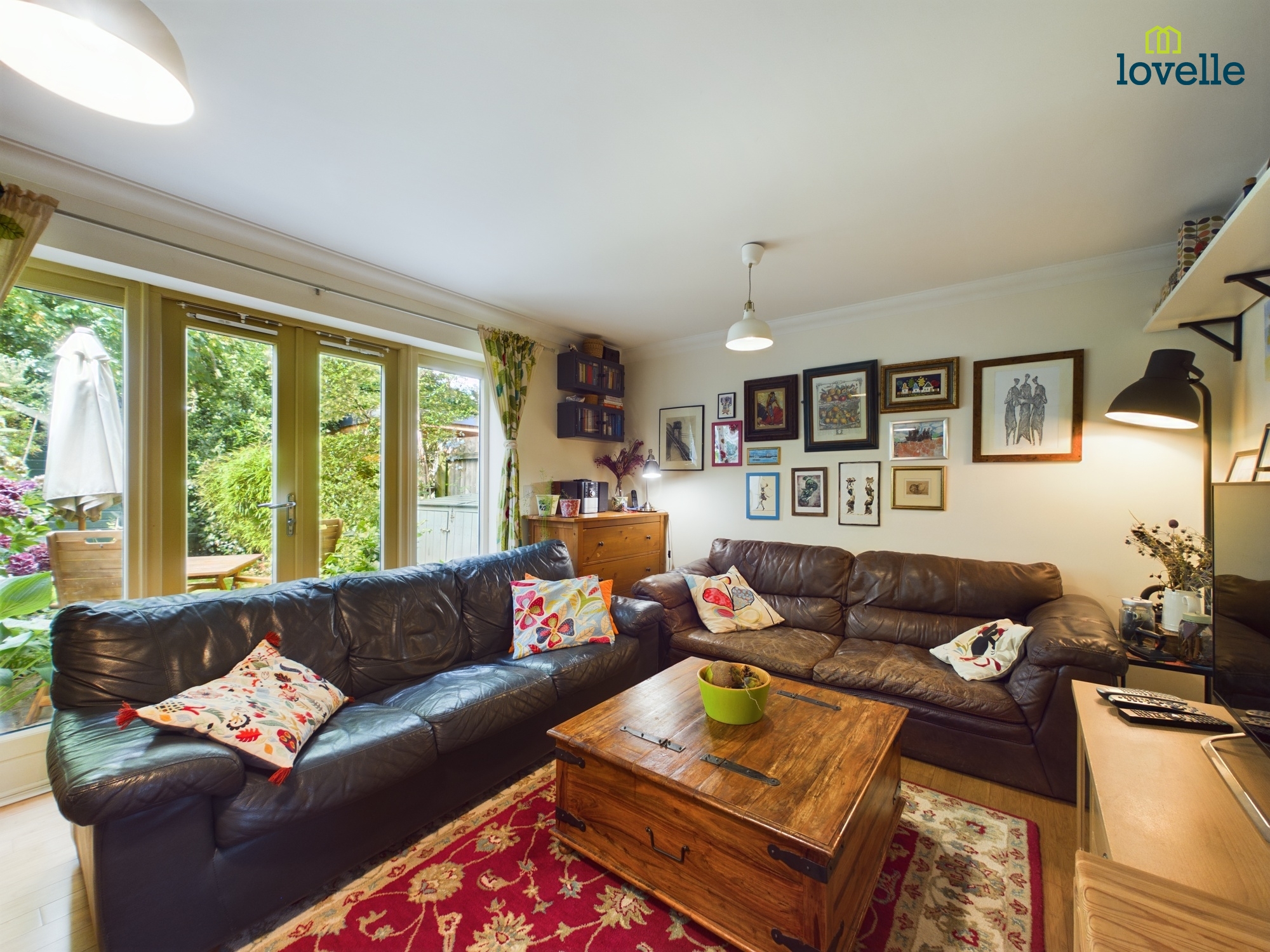 3 bedroom Semi-detached house Under Offer