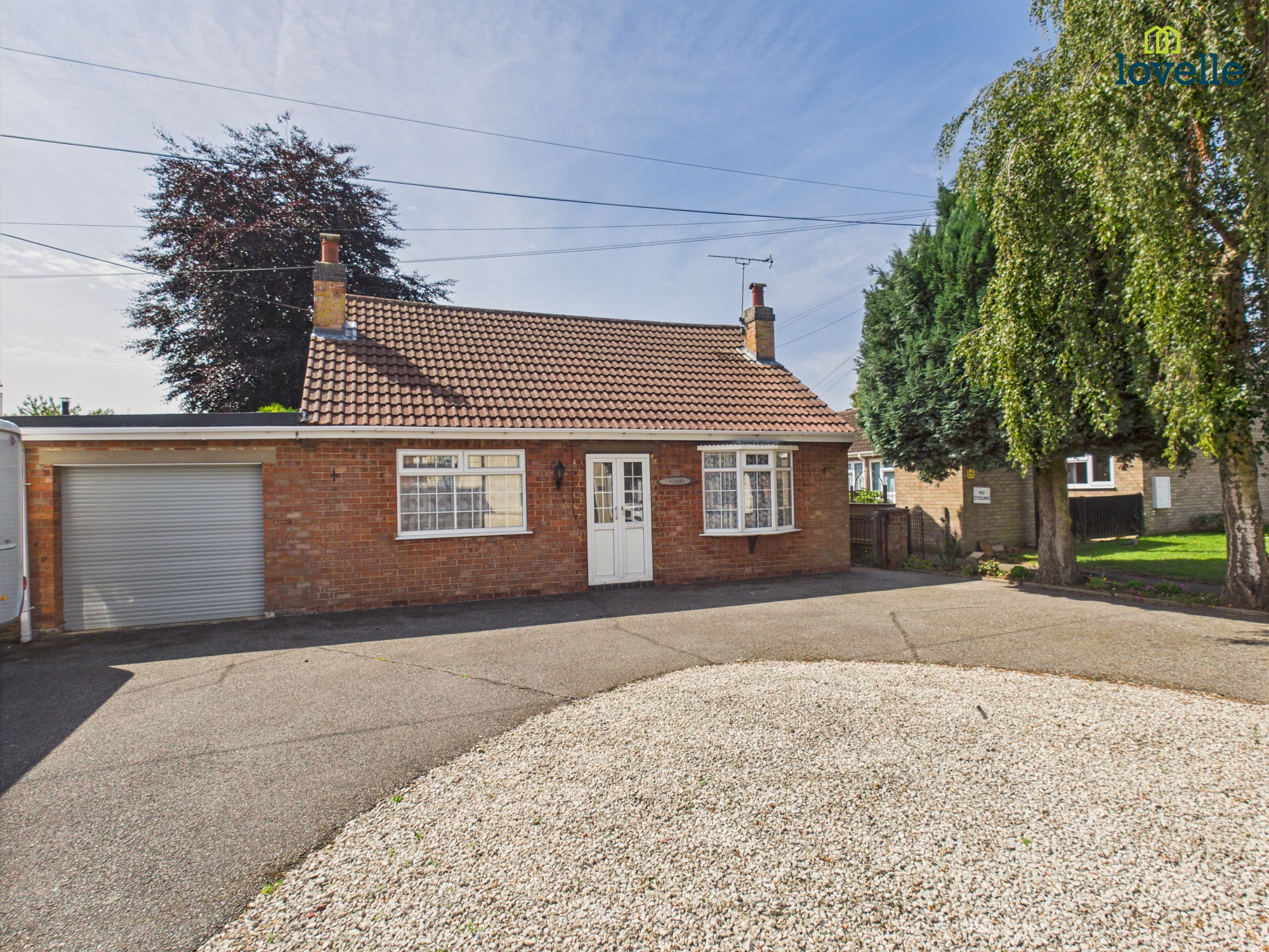 3 bedroom Detached bungalow Under Offer