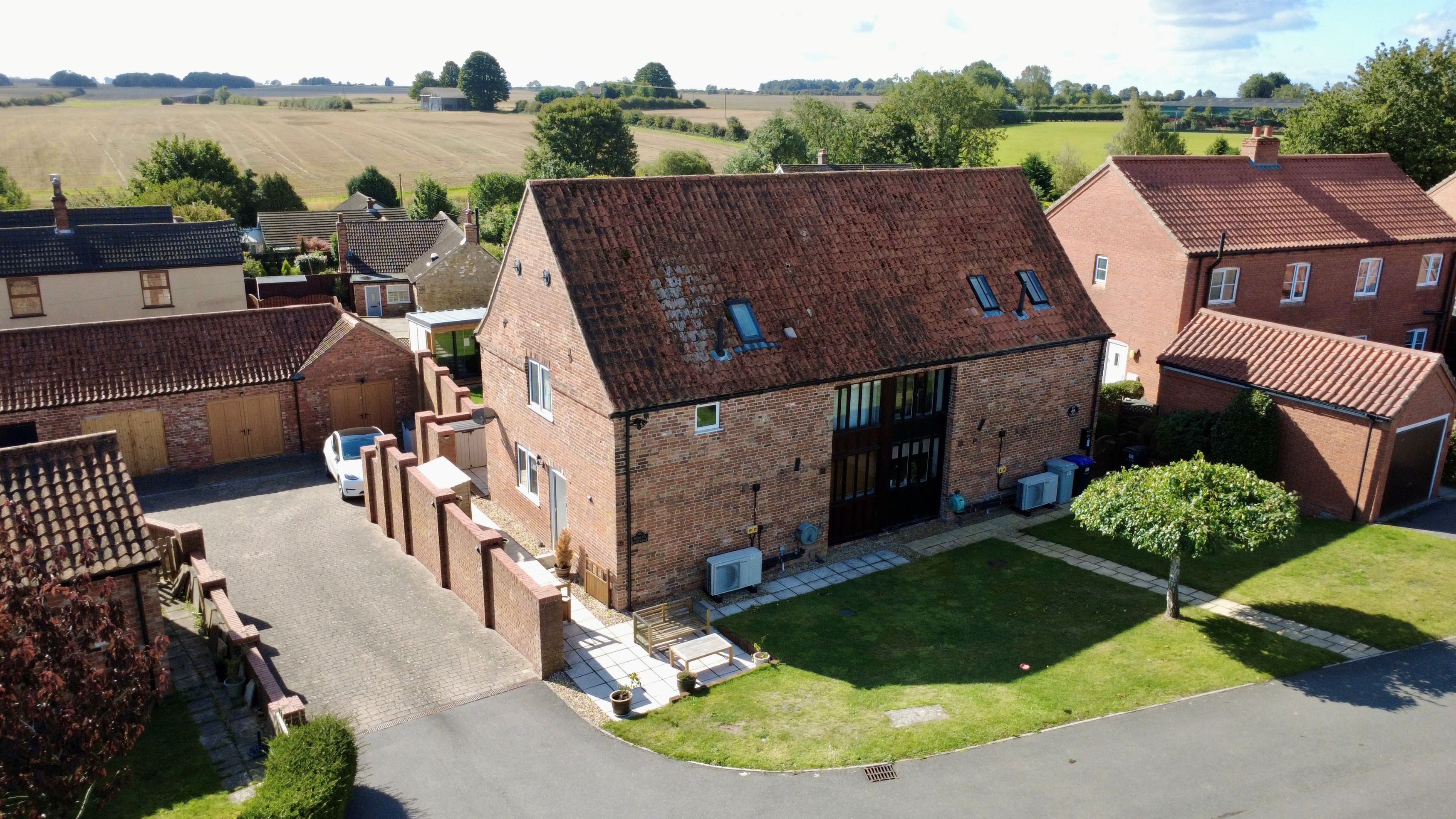 3 bedroom Semi-detached house Under Offer