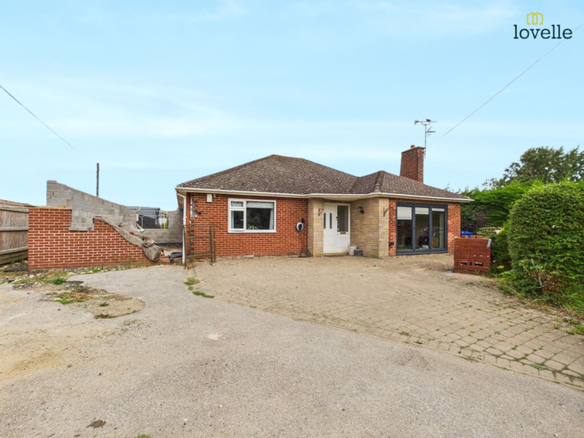 3 bedroom Detached bungalow For Sale