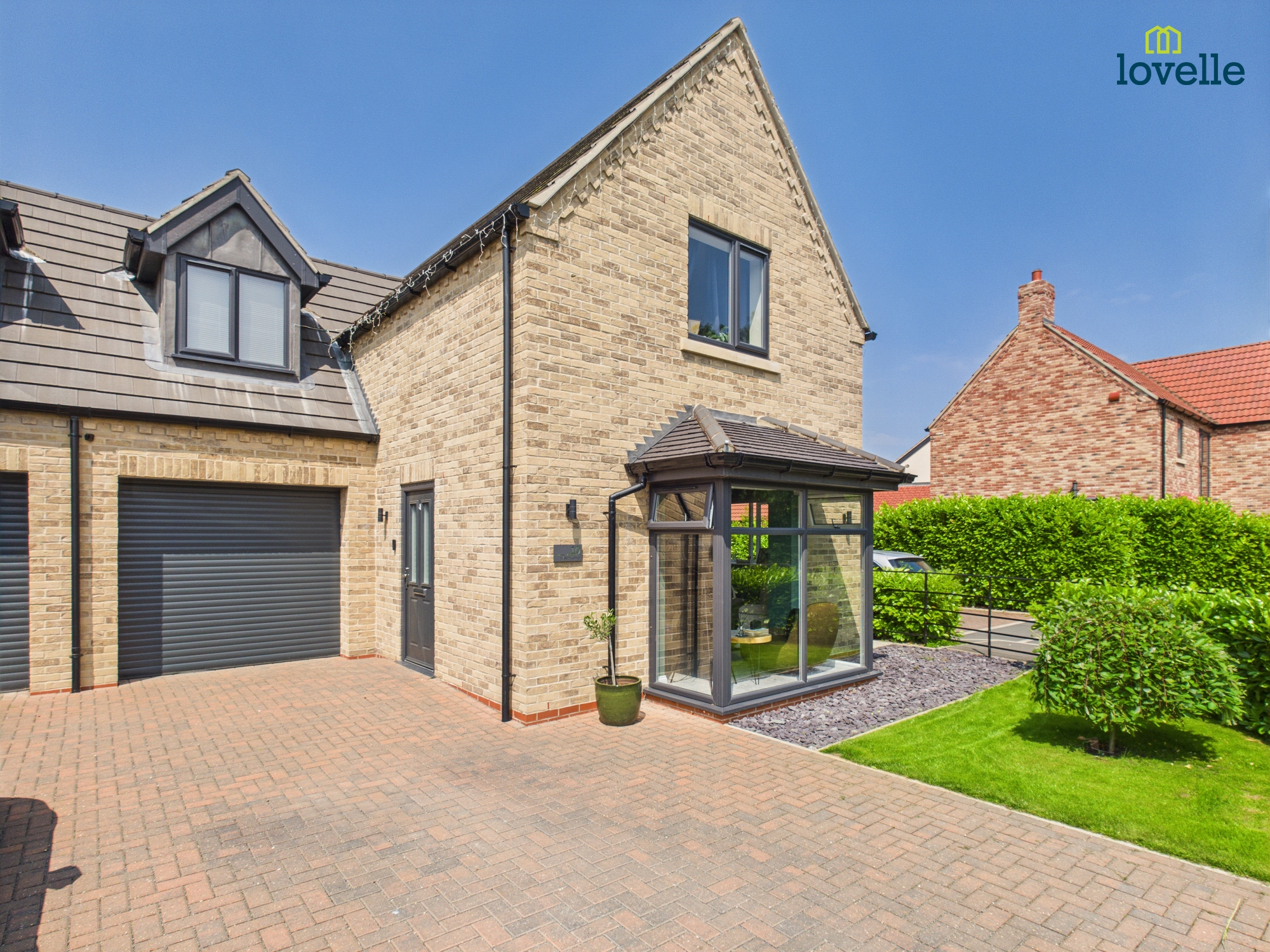 3 bedroom Semi-detached house Under Offer