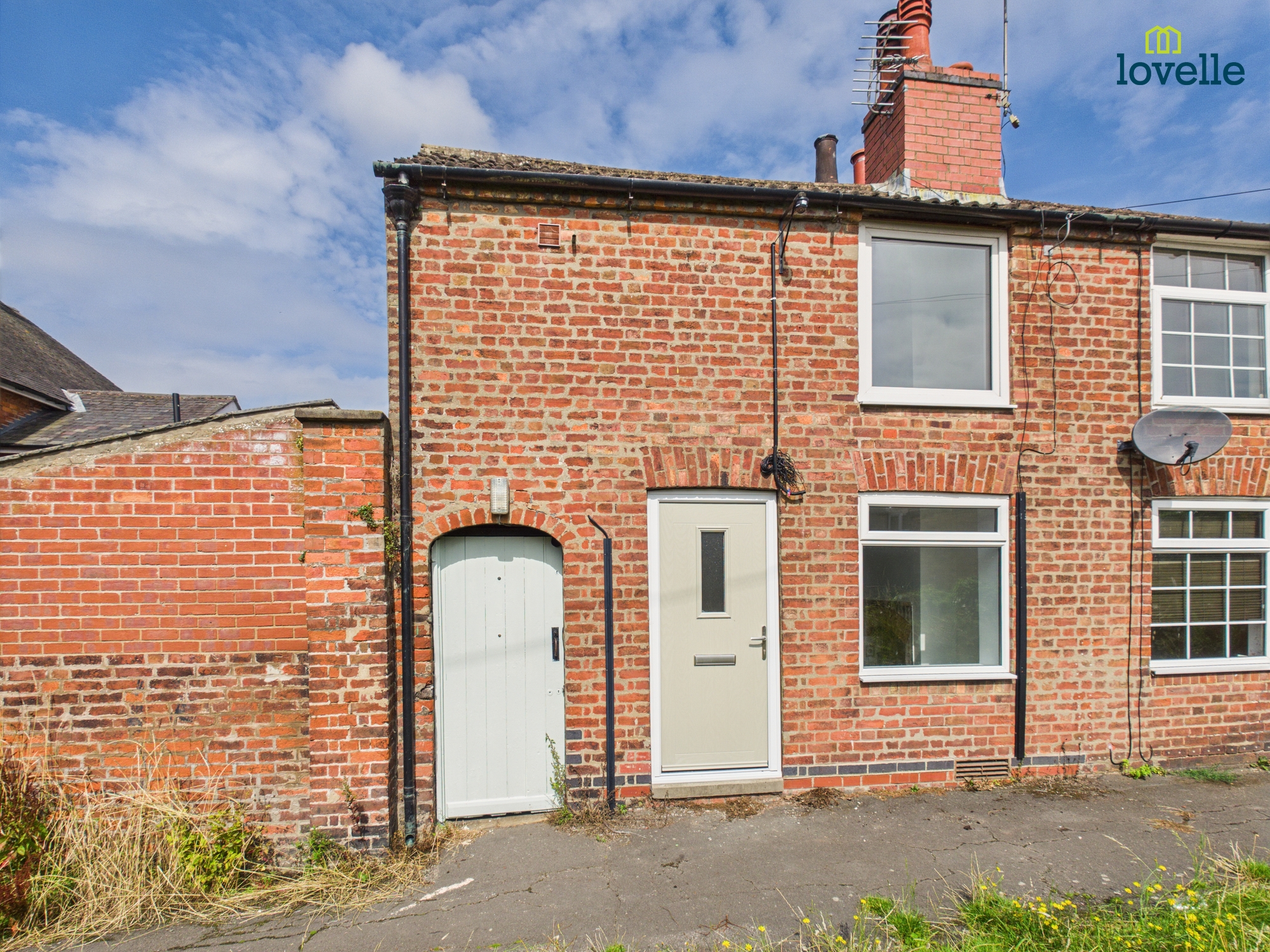 2 bedroom Semi-detached house Under Offer
