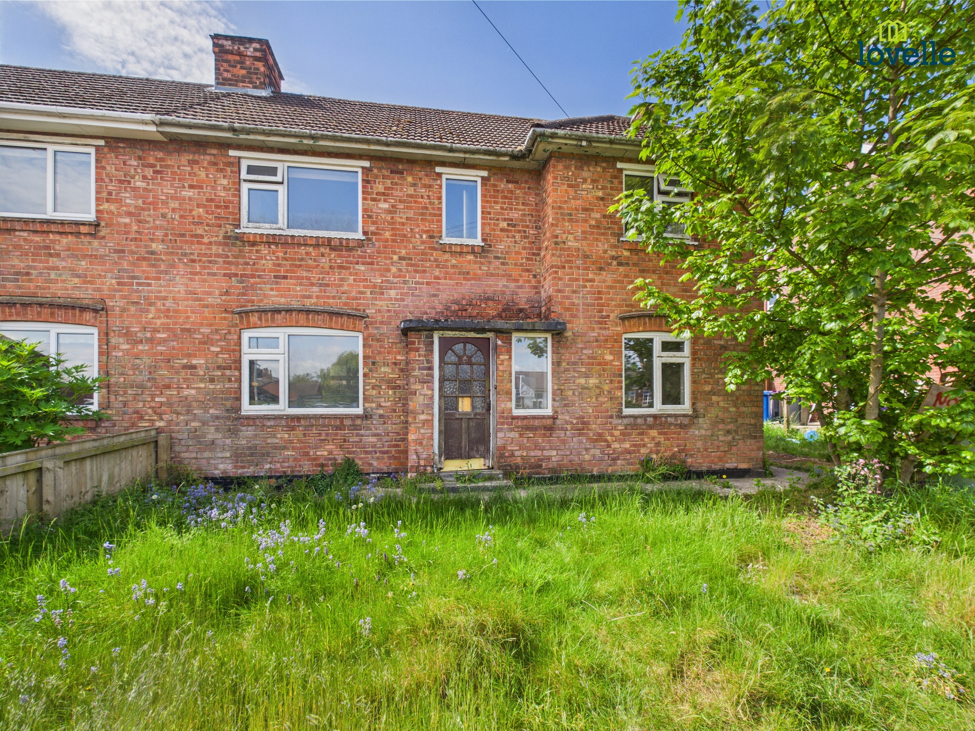 3 bedroom Semi-detached house Under Offer