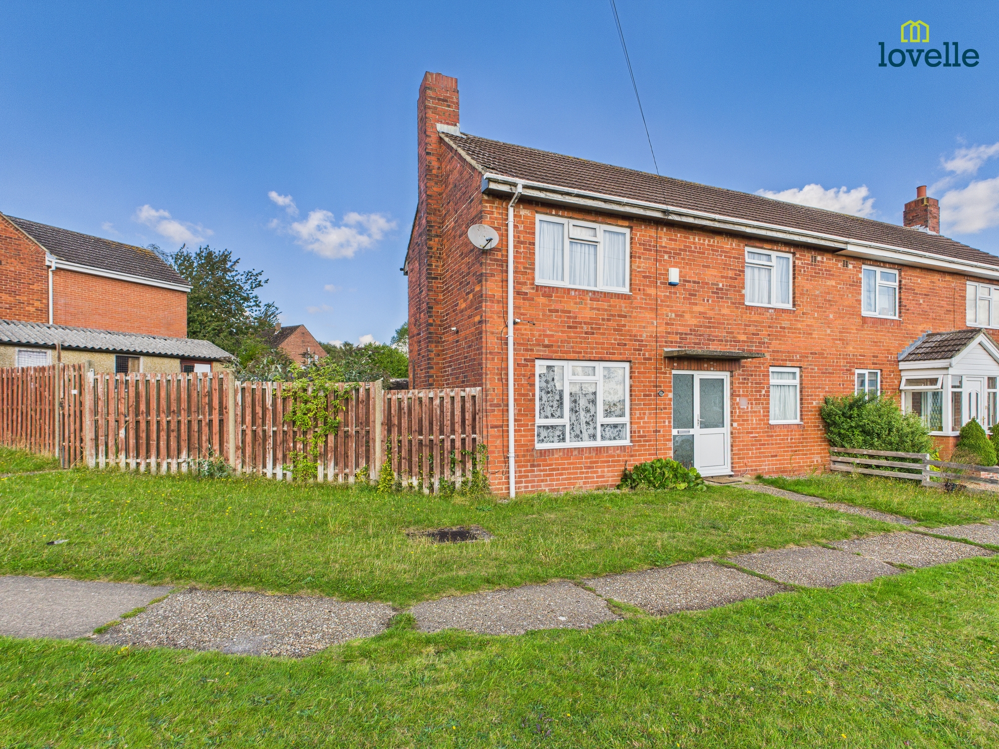 2 bedroom Semi-detached house Under Offer