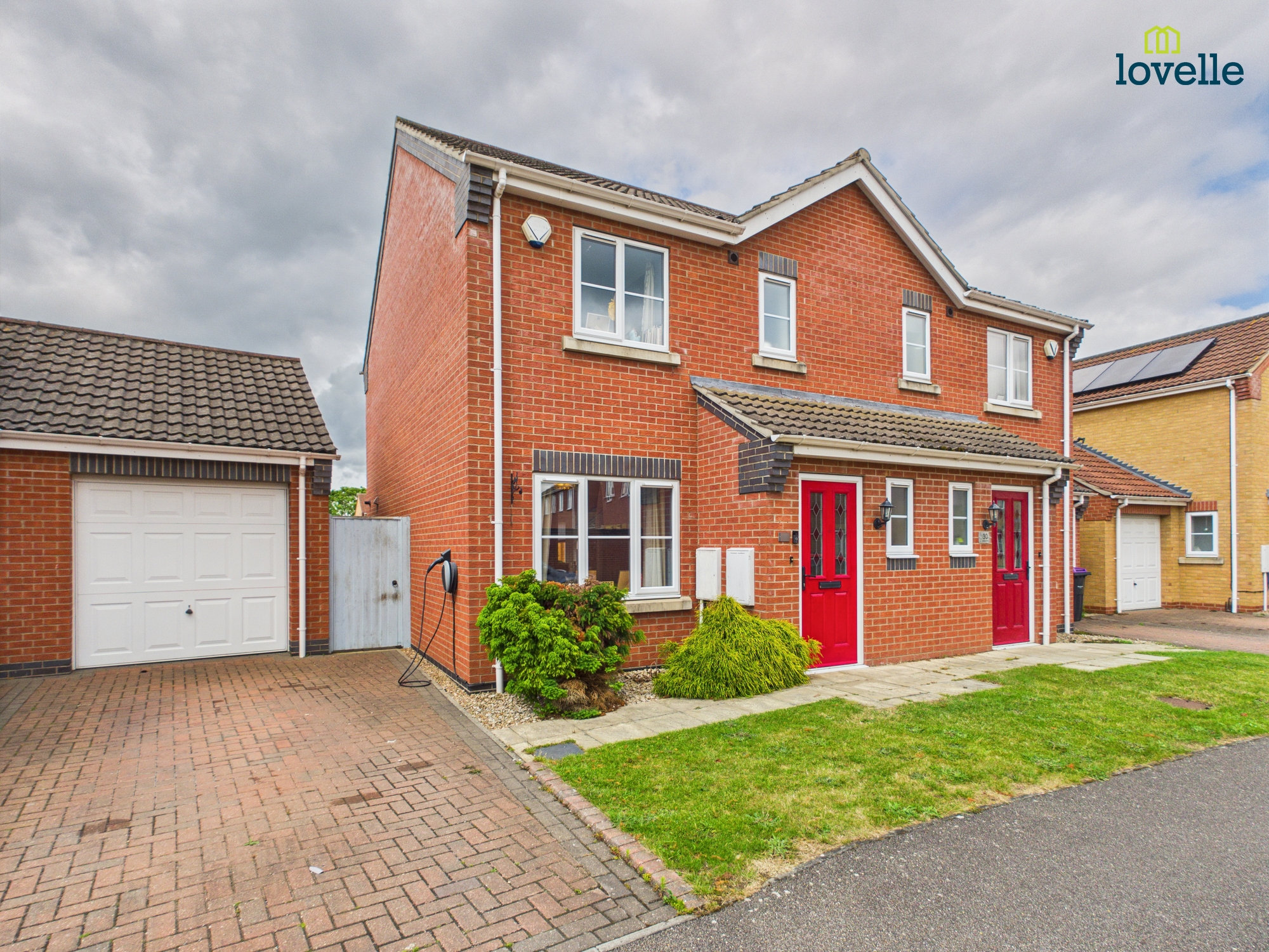 3 bedroom Semi-detached house Under Offer