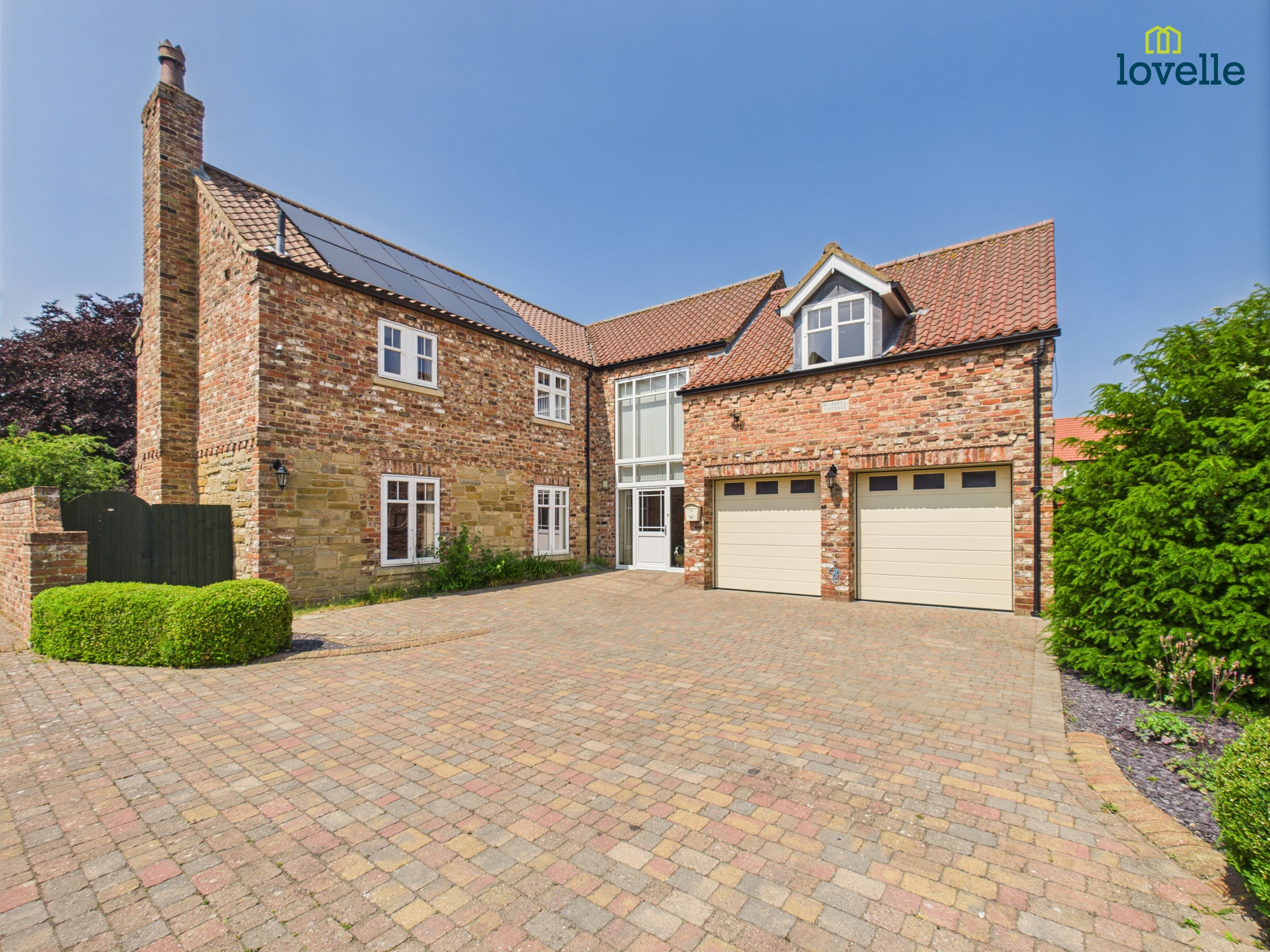5 bedroom Detached house Under Offer