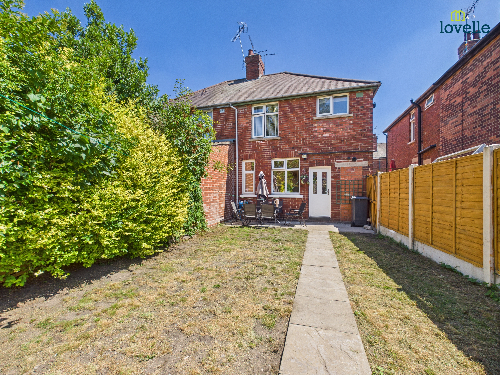 2 bedroom Semi-detached house Under Offer