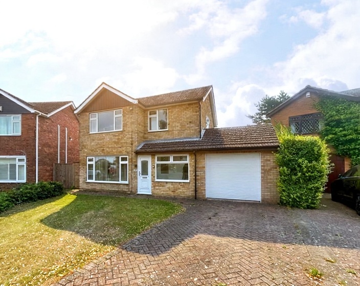 3 bedroom Detached house Under Offer