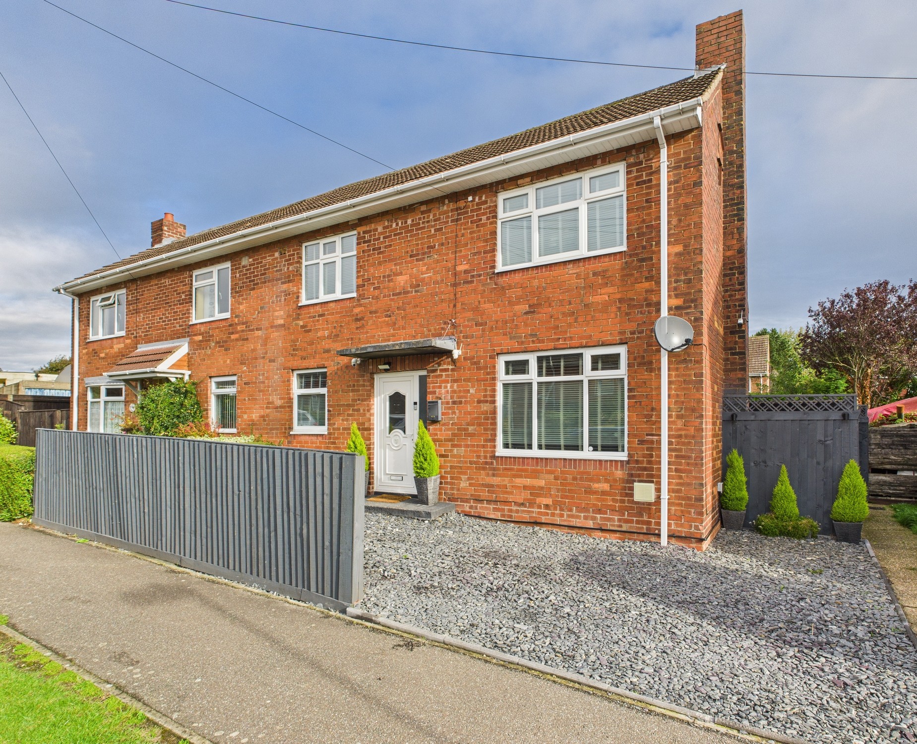 2 bedroom Semi-detached house Under Offer
