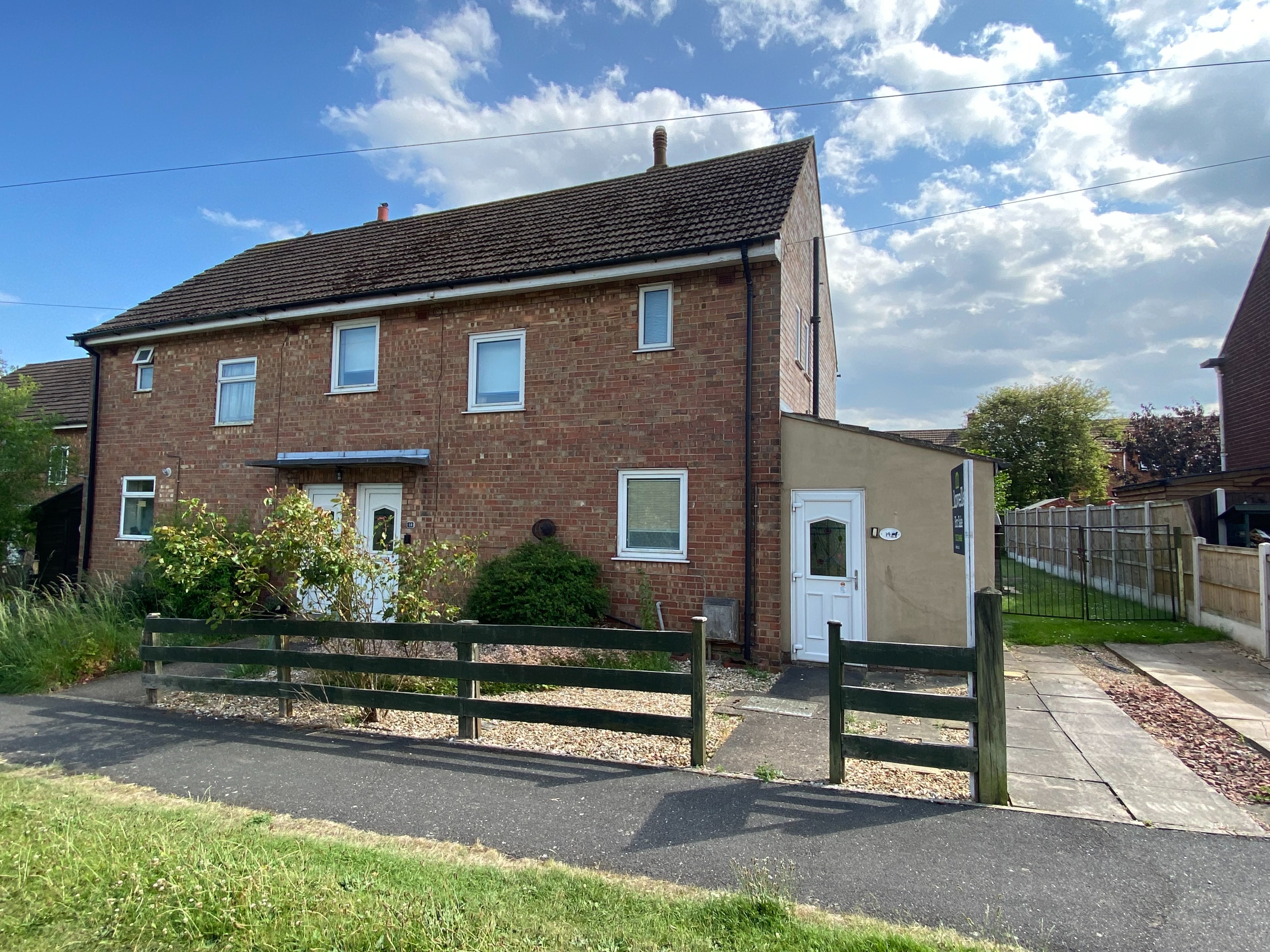 3 bedroom Semi-detached house Under Offer