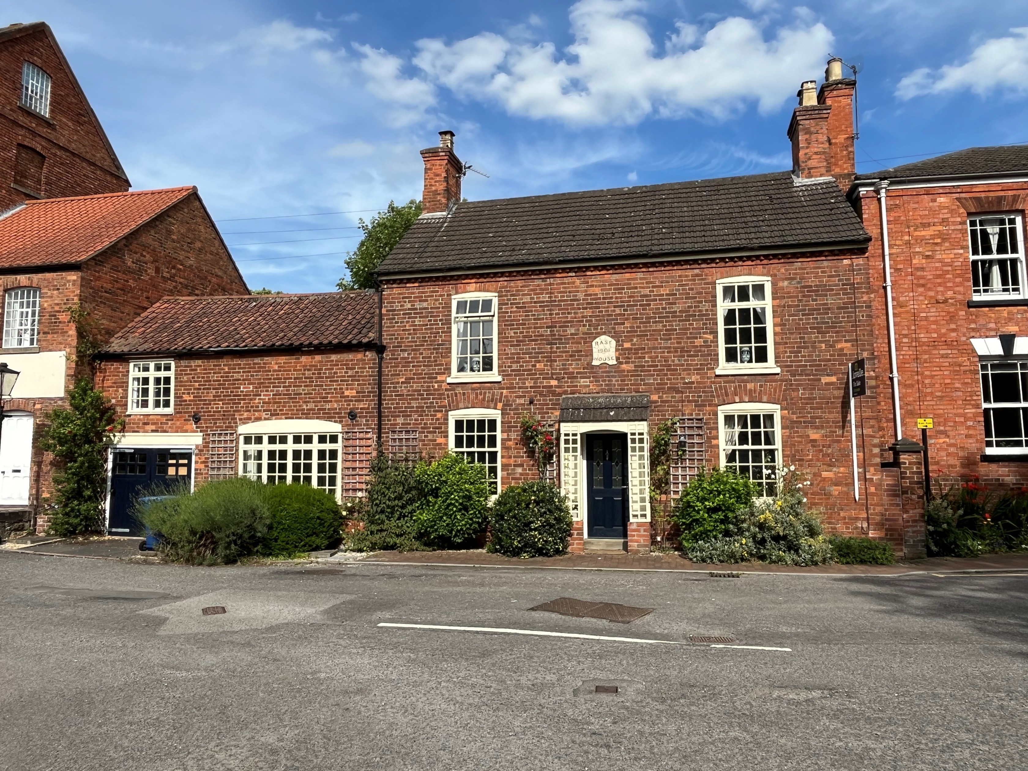 4 bedroom Detached house Under Offer