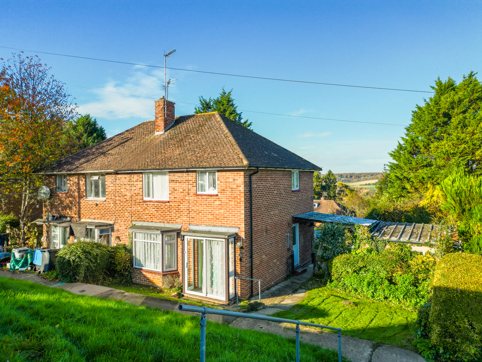 3 bedroom Semi-detached house Under Offer