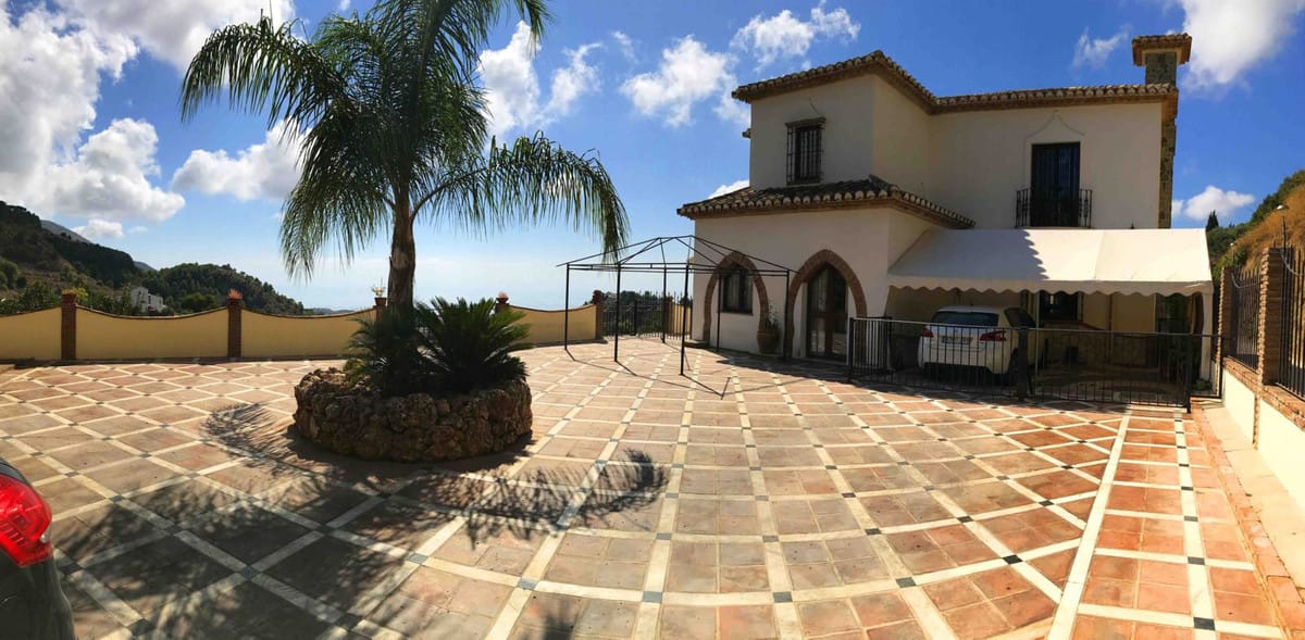 4 bedroom Villa For Sale