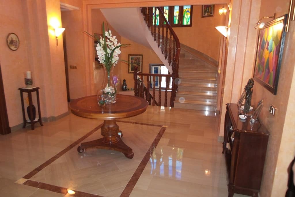 5 bedroom Villa For Sale