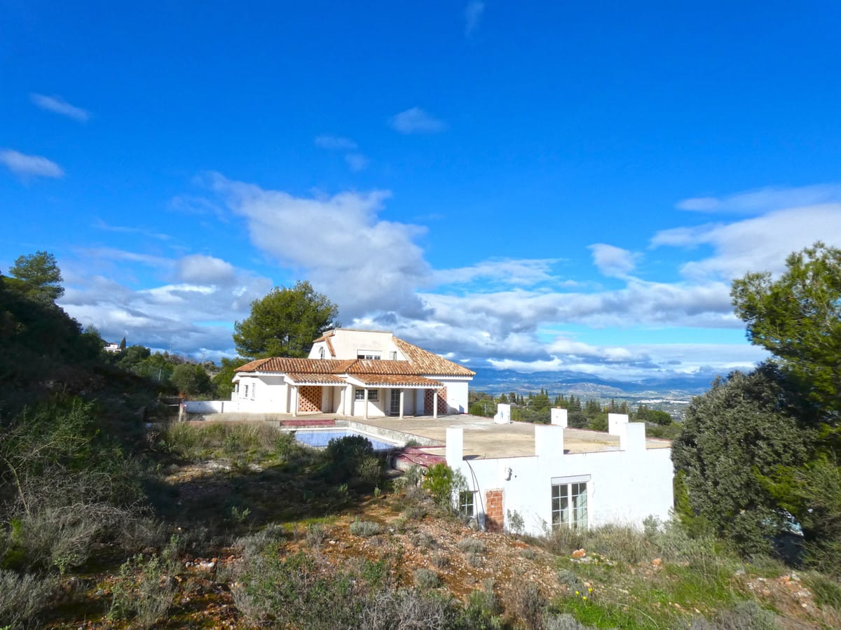 9 bedroom Villa For Sale