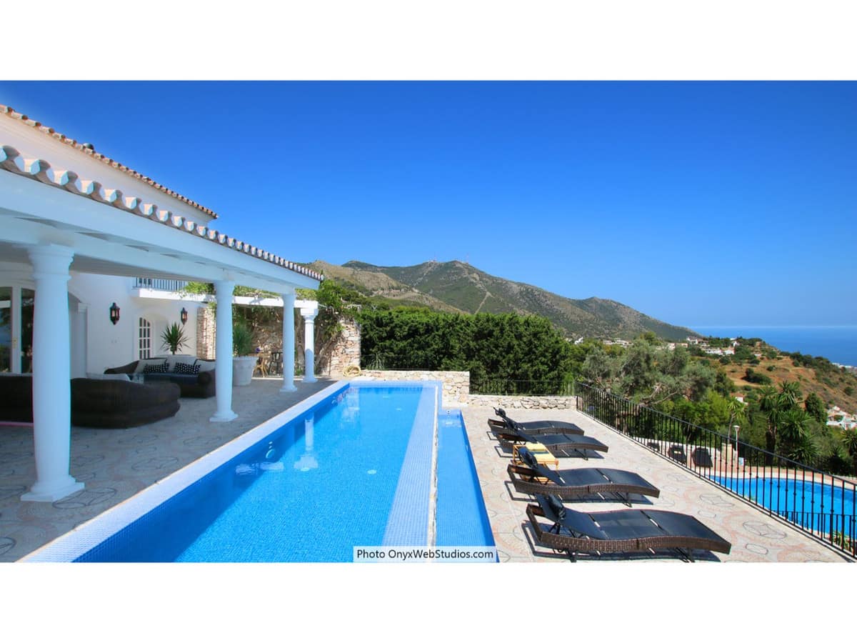 9 bedroom Villa For Sale