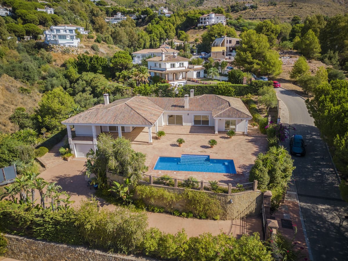 5 bedroom Villa For Sale
