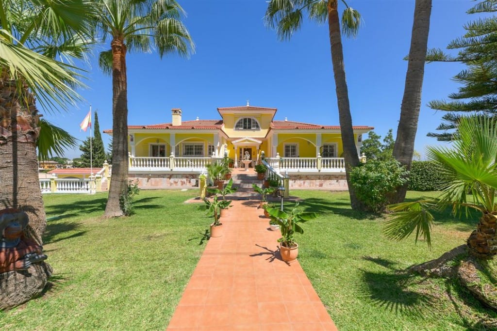 9 bedroom Villa For Sale