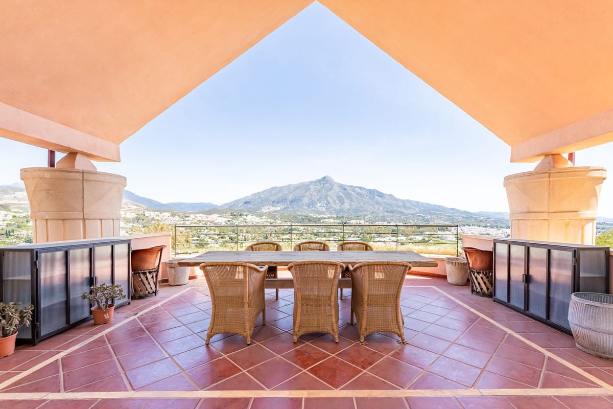 5 bedroom Apartment For Sale