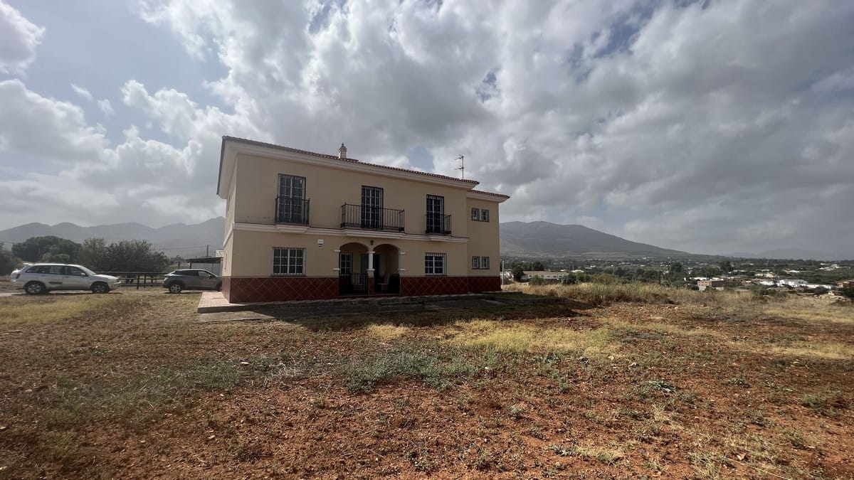8 bedroom Villa For Sale