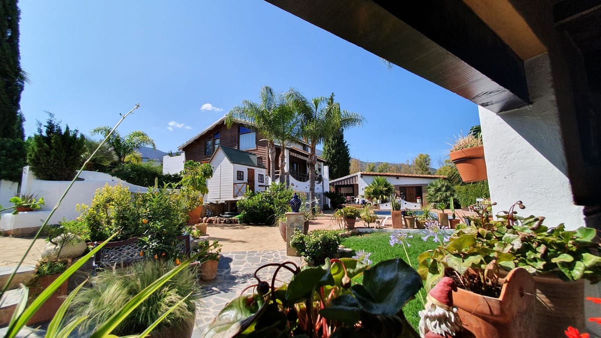 11 bedroom Villa For Sale