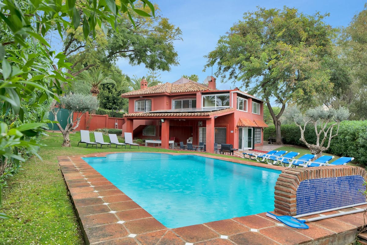 5 bedroom Villa For Sale