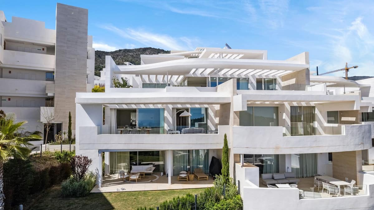 3 bedroom Apartment For Sale