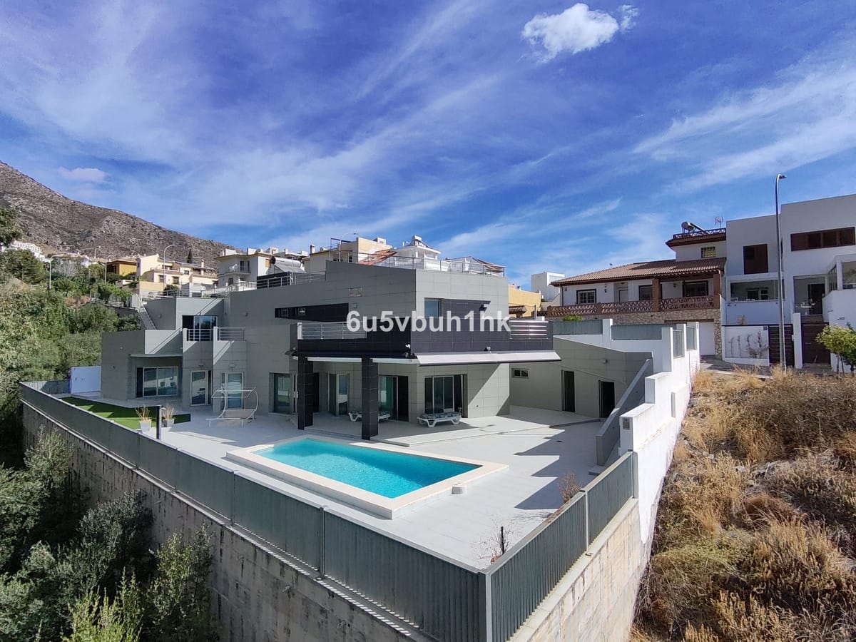 5 bedroom Villa For Sale