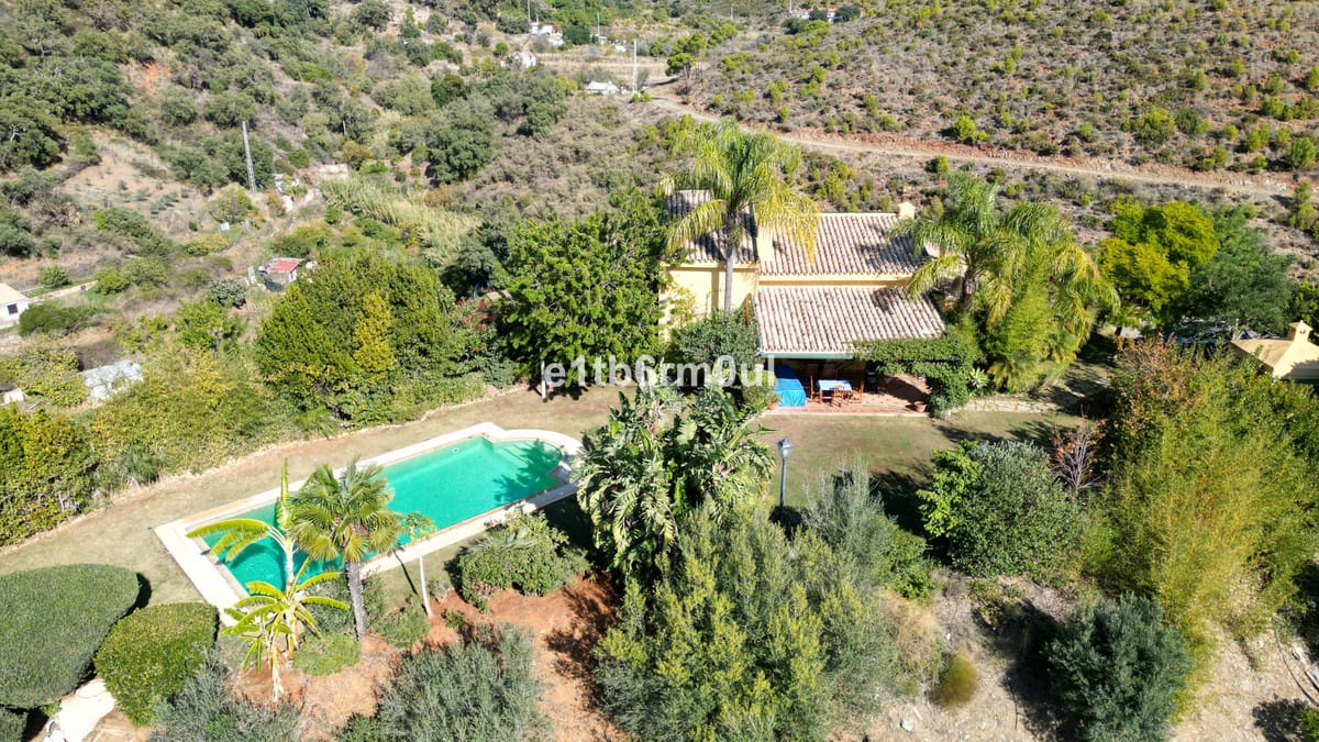 5 bedroom Villa For Sale