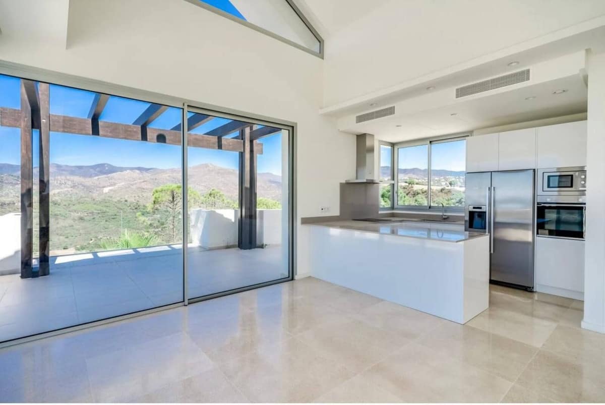 4 bedroom Apartment For Sale