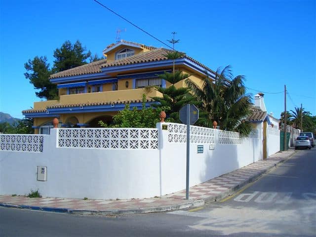 5 bedroom Villa For Sale