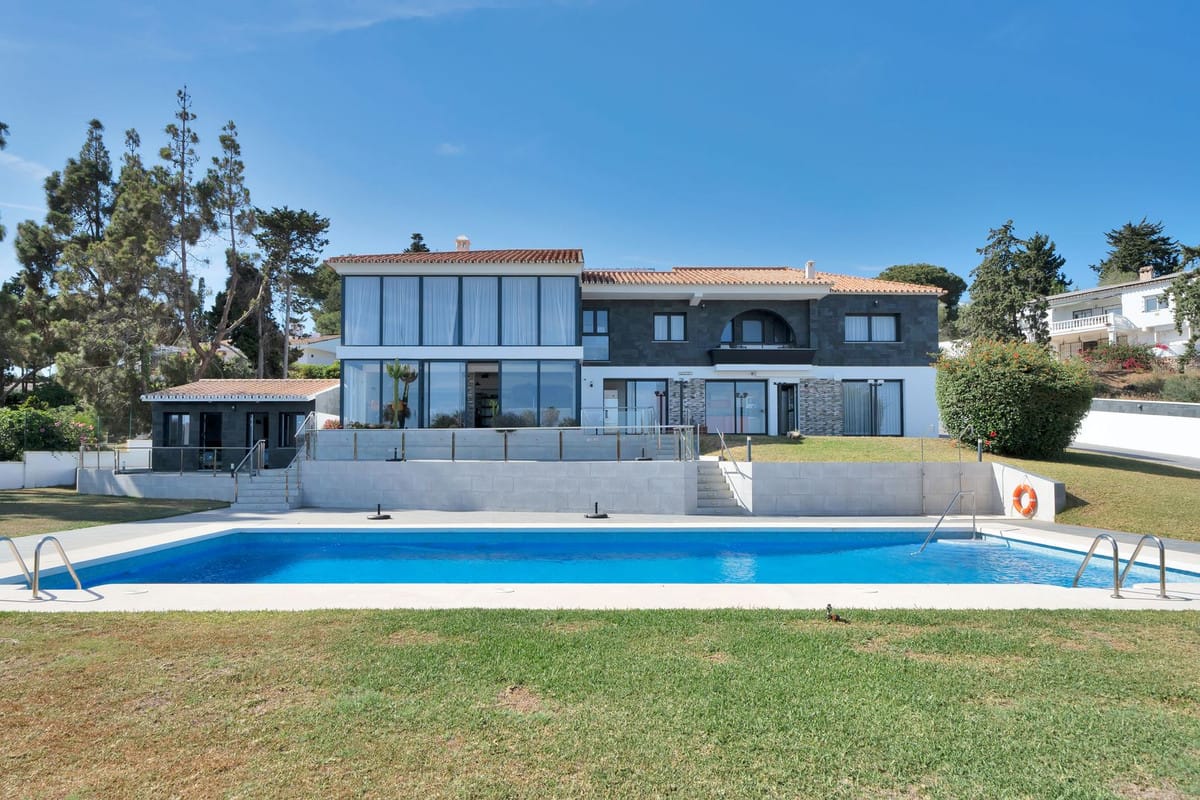 16 bedroom Villa For Sale
