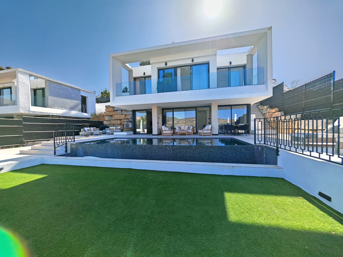 5 bedroom Villa For Sale