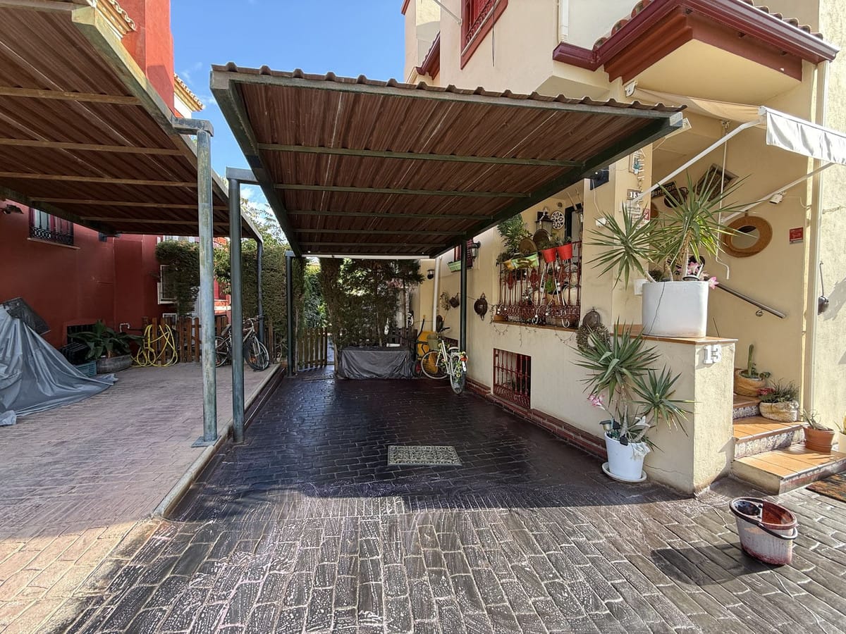 5 bedroom Villa For Sale