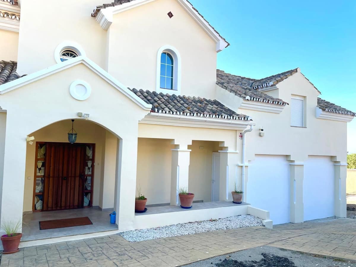 5 bedroom Villa For Sale