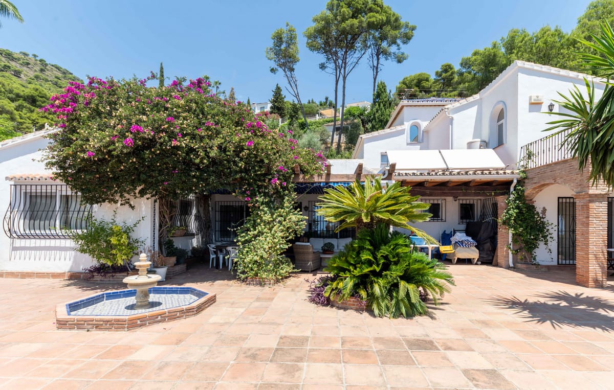 5 bedroom Villa For Sale