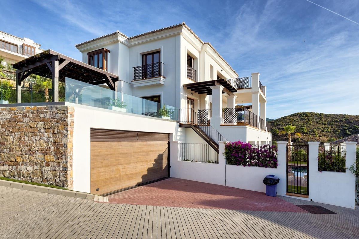 5 bedroom Villa For Sale