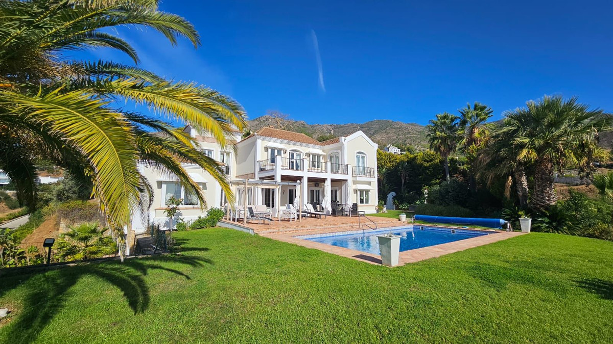 5 bedroom Villa For Sale