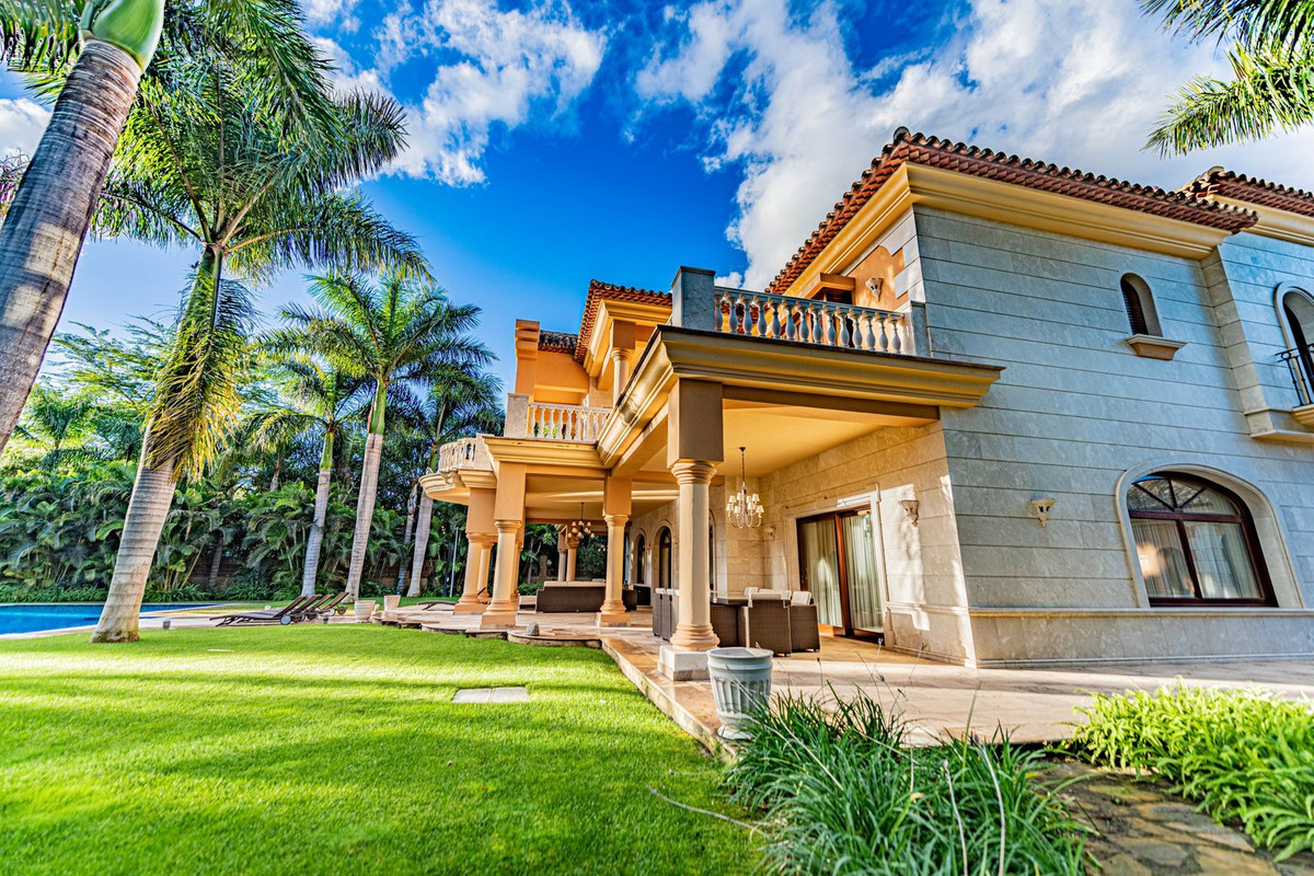 8 bedroom Villa For Sale
