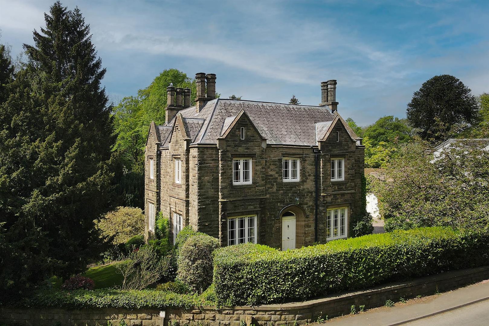 6 bedroom Detached house Under Offer