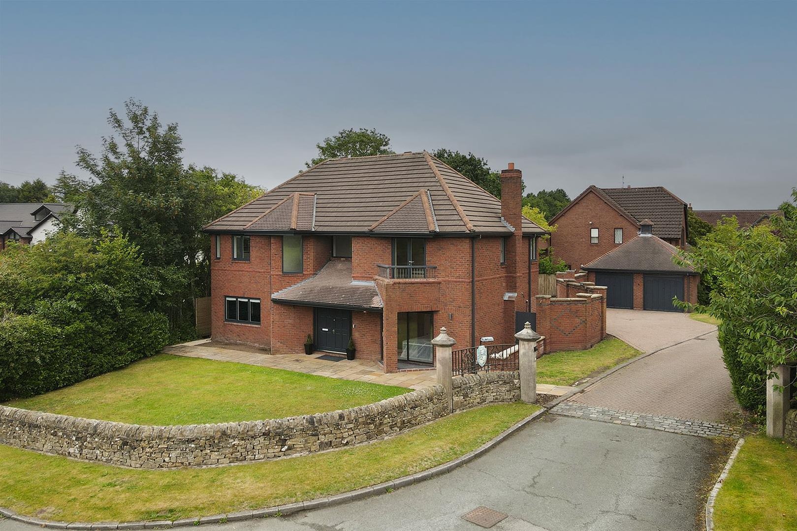5 bedroom Studio flat To Let