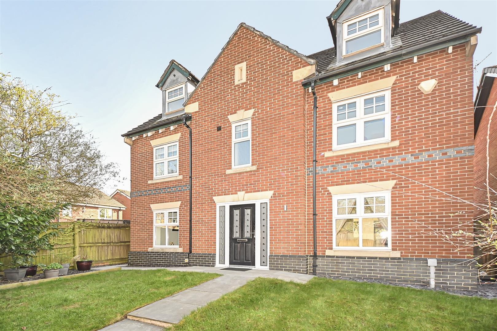 5 bedroom Detached house Under Offer
