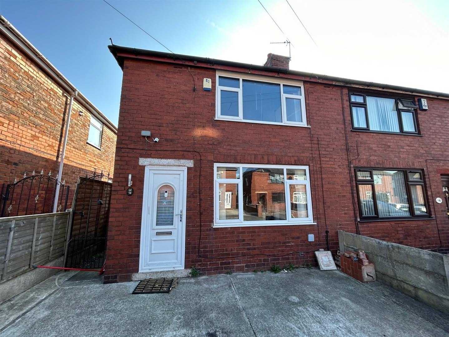3 bedroom Semi-detached house Under Offer